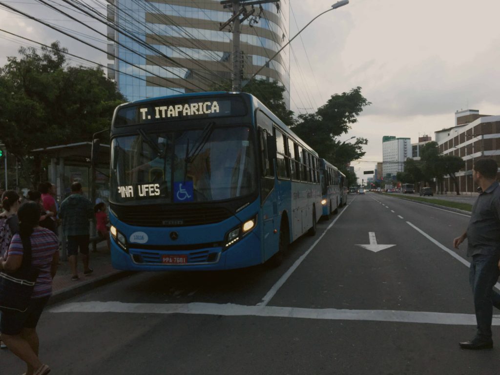 Economia, praticidade e necessidade. Esses são os principais motivos pelos quais os brasileiros preferem o transporte coletivo por ônibus em detrimentos dos outros, como metrô ou transporte individual (carros e taxis).