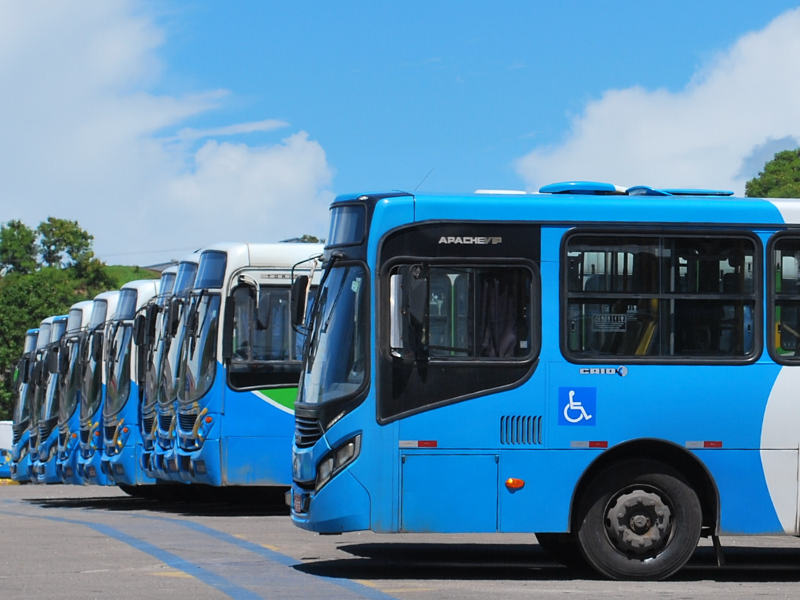 Em matéria publicada pelo Valor, o presidente da NTU explica que cerca de 30 milhões de passageiros deixaram de embarcar diariamente, em abril e maio, nos 107 mil ônibus que atendem as cidades brasileiras