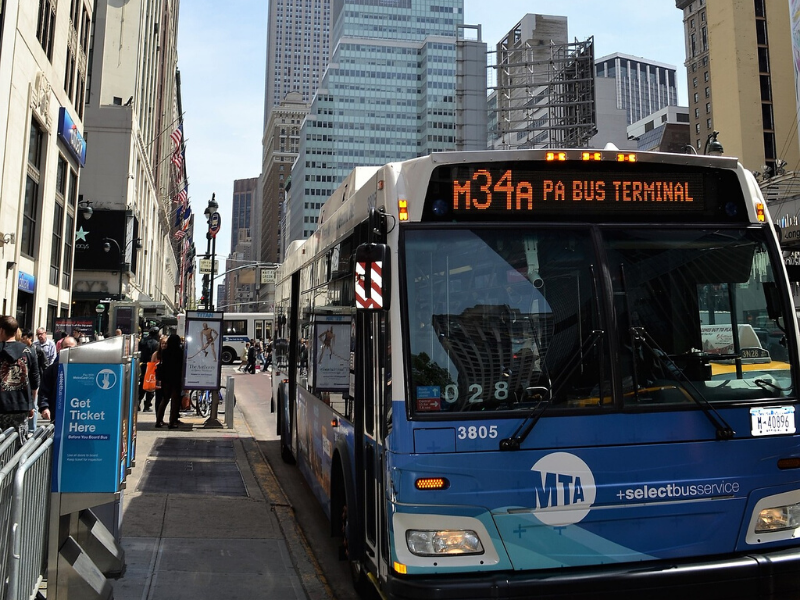 De acordo com levantamento feito pelo jornal The New York Times, a criação de faixas exclusivas e a prioridade em semáforos, soluções simples, têm tornado os ônibus nova-iorquinos mais rápidos, e assim, mais atrativos. Tanto que a demanda já é maior do que a do metrô