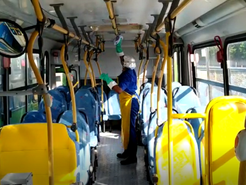 Limpeza é reforçada nos ônibus para diminuir os riscos de contaminação pela covid-19 e garantir a segurança de passageiros e funcionários