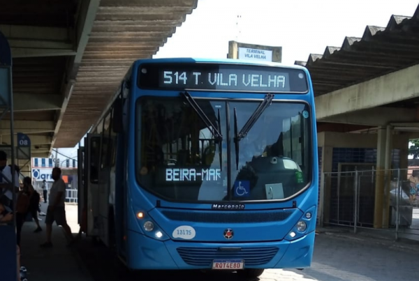 Tarifa única e atendimento a todos os bairros da Grande Vitória são alguns dos benefícios aos usuários do Sistema Transcol. Campanha busca conscientizar a sociedade sobre os diferenciais do ônibus em relação a outros meios de locomoção, como carro ou moto, que demandam gastos com manutenção e combustíveis.