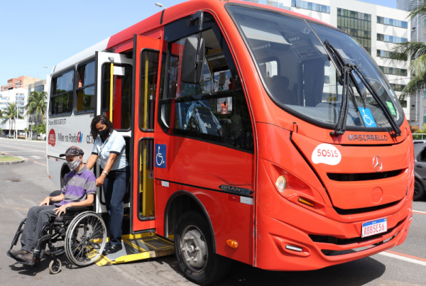 O Mão na Roda oferece, de forma gratuita, transporte por micro-ônibus adaptados para pessoas com dificuldades de locomoção, mediante agendamento prévio.