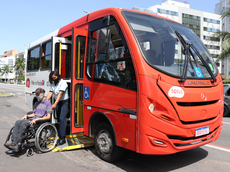 O Mão na Roda oferece, de forma gratuita, transporte por micro-ônibus adaptados para pessoas com dificuldades de locomoção, mediante agendamento prévio.