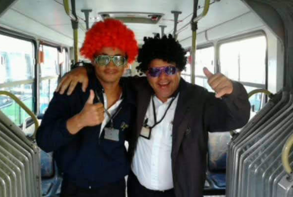 Motoristas que atuam no Sistema Transcol contam como é ter o trabalho reconhecido por passageiros e colegas da empresa. Respeito e bom humor são alguns dos ingredientes que tornam estes profissionais tão respeitados por quem utiliza o transporte público coletivo da Grande Vitória