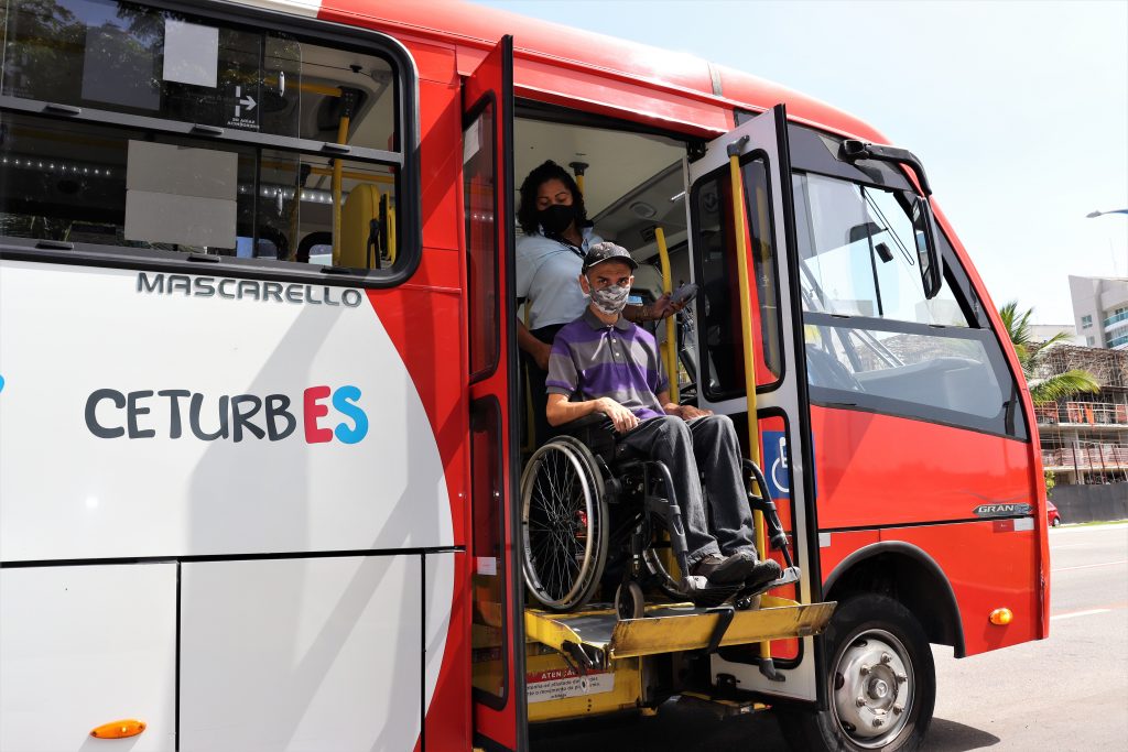 Publicação da Associação Nacional das Empresas de Transportes Urbanos (NTU) traz o serviço como um dos poucos no Brasil que oferecem transporte personalizado para cadeirantes. Mão na Roda foi criado em 2020, pelo GVBus, e funciona via agendamento prévio, de forma totalmente gratuita.